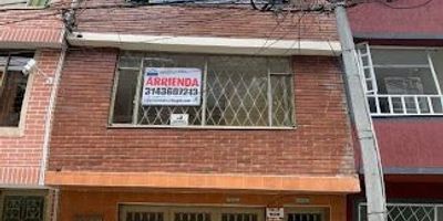 Acogedor apartamento de 50 m ubicado en el segundo piso, en el sector de La Faena. Disfruta de una ubicación privilegiada, a solo 7 minutos de la parada ID350A05 del SITP dentro del barrio. Es ideal para disfrutar en familia gracias a su excelente iluminación natural, acabados modernos y distribución funcional. Se encuentra cerca de la zona comercial de Engativá, donde podrá acceder a zonas de comidas, almacenes de ropa, entidades bancarias y supermercados de cadena como D1 y ARA. Además, está próximo al Humedal Jaboque, perfecto para realizar caminatas y disfrutar del entorno natural. El apartamento cuenta con tres habitaciones, un baño, sala-comedor, cocina semiintegral y zona de lavandería independiente. Cualquier información adicional contáctenos al número 3143667213 o al correo electrónico esteban.palacioinmobiliariabogota.com. El equipo de Inmobiliaria Bogotá está comprometido a brindar una experiencia de vida excepcional para nuestros clientes.