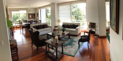 Apartamento en Calleja espectacular, exterior con excelente iluminación, cuarto piso, tres habitaciones, estudio, cinco baños, balcón, cuarto y baño de servicio, puerta de seguridad, tres garajes independientes, depósito, muy bien ubicado cerca a colegios, clinica, centros comerciales, transporte público. 
