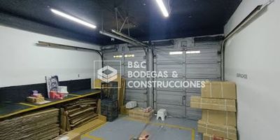 Bodega en 3 niveles, area de almacenamiento y area deoficinas, dos accesos, peatonal con escaleras y puerta camion pequeño para bodega, pisos reforzados, cerca parque de belen, y av bolivariana, bodega disponible para arriendo