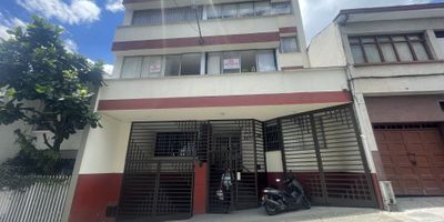 Código: 938FR5813  Este amplio apartamento se encuentra ubicado en la hermosa ciudad de Pereira, en el departamento de Risaralda, brindando una excelente oportunidad para aquellos que buscan invertir en bienes raíces en una zona de alta demanda y crecimiento. Con un área total de 110 M2, tanto de terreno como de construcción y de uso exclusivo, esta propiedad ofrece comodidad y un amplio espacio para su familia.

Con 4 habitaciones y 3 baños, este apartamento es ideal para una familia pequeña o para aquellos que deseen tener un espacio adicional para invitados o como oficina en casa. Además, cuenta con 1 garaje, lo que le permitirá tener un lugar seguro y cómodo para estacionar su vehículo.

Una de las ventajas más destacables de este apartamento es que admite mascotas, lo que le brinda la oportunidad de disfrutar de la compañía de sus mascotas en su hogar. También cuenta con armarios empotrados en cada una de las habitaciones, lo que le permitirá mantener todo en orden y con fácil acceso. Además, podrá disfrutar de un hermoso balcón con vista panorámica, ideal para relajarse y tomar un poco de aire fresco.

En su interior, encontrará comodidades como un baño en la habitación principal, calentador, doble ventana para mayor aislamiento acústico y térmico, así como suelos de cerámica o mármol de alta calidad. También cuenta con zona de lavandería con acceso a agua, electricidad e internet, y un trastero para almacenar elementos que no utilice regularmente.

En cuanto a las características externas, el apartamento se encuentra en una urbanización con acceso pavimentado, lo que le brinda mayor comodidad y facilidad de acceso. Además, cuenta con un área social donde podrá disfrutar de espacios comunes y de recreación con su familia y vecinos.

La ubicación de este apartamento es ideal, ya que se encuentra cerca de centros comerciales, colegios y universidades, lo que lo hace perfecto para familias con hijos en edad escolar. Tambié