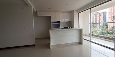 472-7903 Conaltura inmobiliaria ofrece apartamento en venta en Itagui barrio Suramerica, cuenta con 2 habitaciones la principal con vestier y baño cabinado, la segunda con closet, baños social cabinado, sala comedor, estudio, sala de estar, balcon, cocina en isla, zona de ropas, parqueadero cubierto y 2 cuartos utiles. Ubicado en conjunto cerrado con porteria 24 horas, ascensor, circuito cerrado, salon social, turco, solarium, shut de basuras, zonas verdes, zona de fumadores, se permiten mascotas, parque infantil,parqueaderos de visitantes. Cerca al mall Suramerica, Parroquia Beata Teresa de Calcuta.