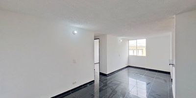 Apartamento en venta de 42M², con vista interior, ubicado en un 3er piso (Torre 7 Apto 302), acceso por escaleras, parqueadero comunal. Consta de 2 habitaciones, 1 baño, sala comedor, cocina integral y zona de lavandería. Tiene piso laminado en habitaciones y cerámico en zona social, cocina y baño. El conjunto cuenta con salón comunal, parque infantil, zonas verdes y vigilancia privada las 24 horas. Cerca a centro comercial Trébolis El Porvenir; cerca a tiendas y supermercados de barrio; cerca a colegio Ciudadela Educativa; cerca a paraderos del SITP; Vías de acceso por la Calle 50 Sur y Carrera 100.  32817686065
