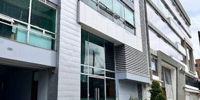 Oficina en arriendo con buenos espacios y distribución, amoblada,vigilancia 24 - 7,muy iluminada  de fácil acceso a transporte ,ubicada en la castellana .