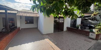 Casa en Arriendo en Conjunto Mi futuro 1, Disfruta de la tranquilidad y comodidad de vivir en un conjunto cerrado con excelente ubicación, Sala-comedor acogedora, Cocina semi-integral, Patio de ropas, dos alcobas con closet,  un baño, Parqueadero amplio, conjunto con Piscina para adultos y niños, Parque infantil, Vigilancia 24 horas, Ubicación estratégica a pocos minutos de supermercados, centro comercial Unicentro, Homecenter, restaurantes y más. Canon 1.050.000 incluida la admón. Contáctanos para más información o agendar visita.