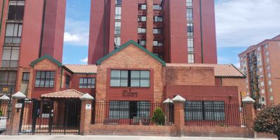 COD 2078 Cómodo apartamento de 87.18mts, en cuarto piso con ascensor vista exterior. Conjunto con vigilancia 24 horas, parqueadero de visitantes, parque infantil, cancha de squash, salón infantil, zonas verdes. Sala comedor en areas independiente, cocina integral a gas, zona de lavandería, baño, tres habitaciones con closet la principal con baño privado, estudio abierto, dos parqueaderos cubiertos en línea. Cómodas vías de acceso, Av. la esperanza, calle 26, Cra 50, Fiscalía, Gobernación,  C.C Gran Estación.
Uniproyectos, donde cada puerta es una bienvenida. Te esperamos