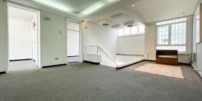 SANTA BARBARA - Amplia y luminosa casa de dos pisos con 330 mc ubicada en sector estrategico. En el primer piso se encuentran 2 áreas de bodega u oficinas abiertas grandes con 4 baños y pisos en baldosa blanca.  En el segundo piso 4 espacios independientes, agradable hall central y un baño. Casa con comodos espacios para bodega y almacenamiento de productos y zona de parqueo. Cerca a todas las comodidades del sector! IVA no incluído