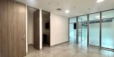 Oficina para arrendar en el Poblado, sector Milla De Oro , situada en Av. Principal y lugar con rutas de fácil acceso, facilidad de transporte público y rutas integradas del metro. la oficina cuenta con cocineta, 1 baños y 1 estacionamiento, tiene también excelente iluminación y aire acondicionado. 