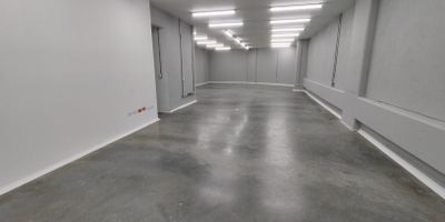 Bodega de 405 m ubicada en el estrategico sector de San Julian, Medellin. Distribuida en tres niveles, esta propiedad ofrece amplios espacios ideales para almacenamiento, oficinas o produccion liviana. Cuenta con parqueadero privado y excelente accesibilidad, cercana a rutas de transporte publico, la avenida El Poblado y el centro comercial Premium Plaza, lo que garantiza conectividad y visibilidad comercial en una de las zonas mas dinamicas de la ciudad.