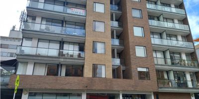 *Canon no incluye admón* Apartaestudio arriendo Santa Barbara. Exclusiva zona de la ciudad, zona residencial, tranquila. Apartamento con vista Interior. 1 amplia habitación con baño y closet, baño social, sala comedor con balcon y chimenea funcional, cocina integral abierta en L con excelente espacio barra tipo americano, zona de lavanderia con lavadero y ventilación natural instalación para lavadora, calentador a gas de paso, un parqueadero independiente cubierto. Depósito El edificio cuenta con porteria y vigilancia las 24 horas, lobby,salon social con cocineta, gimnasio y terraza amplia, zona para BBQ, Cercano a centros comerciales tales como Unicentro y santa barbara, hospitales y gimnasios cercanos, almacenes de cadena y supermercados. 5408107
