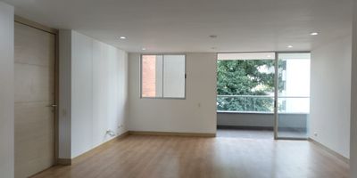 Apartamento en arriendo en unidad cerrada  ubicada cerca a rutas de transporte, supermercados, centros comerciales, restaurantes, vias principales y servicios complementarios del sector. Cuenta con piso en madera,  sala comedor, estar de tv, 3 alcobas con baño y vestier en la principal, baño social, para un total de 4 baños, cocina integral abierta tipo americano, cuarto útil, zona de ropas, balcón y parqueaderos paralelos cubiertos . Conjunto cerrado con ascensor, zonas sociales que incluyen piscina, gimnasio, salón social, turco, parques infantiles, zonas verdes, vigilancia y portería 24 horas y circuito cerrado de tv. inmuebles sujetos a verificacion de disponibilidad
