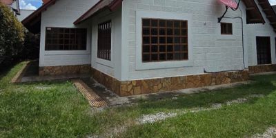 Te ofrezco en Venta o Arriendo espectacular casa tipo CHALET en el mejor sector de la Ceja, a una cuadra del centro comercial Viva La Ceja 

 Precio Venta  1.700.000.000
 Precio Arriendo 4.800.000
250 M2 Construidos
500 M2 de Área Total
3 amplias Habitaciones con closets  Cuarto de servicio con baño 
3 Baños completos 
3 Salas de estar y comedor 
Chimenea Doble 
Cocina Integral 
Zona de ropas con calentador de agua 
Parqueadero privado hasta para 6 carros 
Estrato 4 

Excelentes acabados y amplios espacios idealeas para un hogar cómodo y seguro

Ubicado a 5 minutos del centro comercial Viva La Ceja, con comercios como el Exito, cine y plazoleta de comidas 

