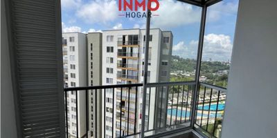 Apartamento en Venta en Dosquebradas – Vía Frailes

InmoHogar presenta este acogedor apartamento esquinero ubicado en el piso 8, ideal para quienes buscan privacidad, tranquilidad y una hermosa vista en un entorno rodeado de naturaleza. Perfecto para vivir o invertir en una zona de alta demanda.

Características del apartamento:


 
 Área: 48 m²
 
 
 Piso 8
 
 
 Tres habitaciones
 
 
 Un baño
 
 
 Sala comedor
 
 
 Cocina con gas natural y calentador
 
 
 Zona de ropas independiente
 
 
 Apartamento esquinero, silencioso y privado
 
 
 Estrato 3
 
 
 Vista panorámica
 


Zonas comunes del conjunto:


 
 Portería con vigilancia 24/7 y zona de espera
 
 
 Oficina de administración
 
 
 Dos ascensores por torre
 
 
 Parqueadero comunal para carros y motos
 
 
 Planta eléctrica
 
 
 Parque acuático con cinco piscinas (tres con toboganes), sauna y jacuzzi
 
 
 Cuatro salones sociales
 
 
 Zonas verdes, zona de lectura, área BBQ, zona de camping y fogata
 
 
 Cancha múltiple (microfútbol y baloncesto)
 
 
 Gimnasio al aire libre
 
 
 Juegos infantiles y arenero
 
 
 Sendero ecológico paisajístico
 
 
 Mascotario y estación de desechos para mascotas
 
 
 Manejo de residuos con shut de basuras y cuarto de residuos especiales por torre
 


Ubicación privilegiada:
Sector tranquilo, rodeado de naturaleza y a solo diez minutos del centro de Pereira. Cerca de supermercados, colegios y transporte público.

¿Te gustaría conocerlo? Agenda tu visita y descubre todo lo que este apartamento tiene para ofrecer.
✨ DESCUBRE TU NUEVO HOGAR CON INMOHOGAR ✨
