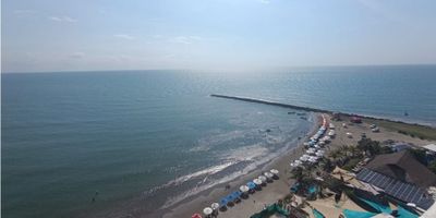 Encantador y espacioso apartamento en una de las ciudades más hermosas de Colombia, Cartagena de Indias. Ubicado en el departamento de Bolívar, este inmueble te ofrece una fantástica ubicación en una zona de alta demanda y crecimiento en la ciudad.

Con una impresionante área construida de 165 M2, este apartamento es perfecto para una familia o para aquellos que buscan un espacio amplio y cómodo para vivir. Cuenta con 2 habitaciones, ideales para disfrutar de la privacidad y comodidad que tanto anhelas. Además, dispone de 3 baños, para mayor comodidad de tus invitados o familiares.

Una de las características más destacadas de este inmueble es su baño en habitación principal, que te brinda la privacidad y comodidad que mereces. Los clósets son perfectos para mantener tu ropa y objetos personales organizados y en buen estado, mientras que la moderna cocina integral te ofrece un espacio de alta calidad para preparar tus comidas favoritas.

Disfruta de la comodidad de tener un garaje privado para tu vehículo y un depósito para almacenar objetos adicionales. Además, las dobles ventanas y la vista panorámica te ofrecen una sensación de tranquilidad y bienestar en todo momento.

El acceso pavimentado de la zona, el ascensor y la presencia de centros comerciales en los alrededores, hacen de este apartamento una opción ideal para aquellos que buscan una vida cómoda y práctica en una ciudad en constante crecimiento.

Además, la portería/recepción y el servicio de vigilancia aseguran tu tranquilidad y seguridad, mientras que la proximidad a áreas turísticas y playas te brindan la oportunidad de disfrutar de las maravillas naturales y culturales de Cartagena de Indias.

No pierdas la oportunidad de adquirir este encantador apartamento y ser parte de la increíble ciudad de Cartagena de Indias. ¡Contáctanos ahora mismo y haz de este inmueble tu nuevo hogar!
