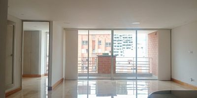 Apartamento exterior en arriendo en edificio exterior, ubicado en un sector muy central, entorno muy residencial, de áacil acceso y salida a vías principales, con conexión a rutas de transporte público servicios complementarios como restaurantes, supermercados, parques, variedad de tiendas de servicios y comercio en general. Cuenta con piso en mármol, puerta de seguridad, sala comedor, 3 alcobas con vestier y baño privado, baño social, cocina integral abierta tipo americano, cuarto útil, zona de ropas, balcón y parqueadero lineal cubierto.  El edificio cuenta con ascensor,salón social, vigilancia y porteria 24 horas, citofonía, alarma y circuito cerrado de tv. Inmuebles sujetos a verificación de disponibilidad