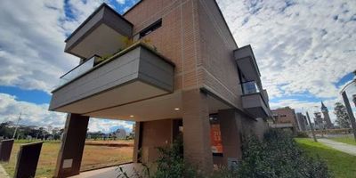 Hermosa casa para estrenar ubicada en exclusivo sector de Rionegro. El inmueble cuenta con dos niveles, ubicada en unidad abierta, cuenta con un área aproximada de 150mts, 3 Habitaciones cada una de ellas con baño y closet, 1 baño social, la habitación principal cuenta con vestier y balcón, cocina integral, sala amplia e iluminada, zona de ropas, patio con césped y garaje cubierto para dos automóviles. La zona es segura y tranquila. 