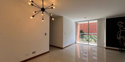 Apartamento en arriendo en unidad cerrada, ubicada sobre vía principal, de facil acceso y salida, con conexión a rutas de transporte público y servicios complementarios tales como supermercados, tiendas de servicios, complejos deportivos y comercio en general. Cuenta con piso en cerámica, sala comedor, estudio, 3 alcobas con baño y vestier en la principal, baño social, cocina integral abierta tipo americano, cuarto útil, zona de ropas, balcón y parqueaderos cubiertos.Conjunto cerrado con ascensor, zonas sociales que incluyen piscina, gimnasio, salón social, parques infantiles, zonas verdes, vigilancia y porteria 24 horas y circuito cerrado de tv. inmuebles sujetos a verificacion de disponibilidad