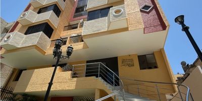 Este cómodo apartamento está ubicado en el tradicional y exclusivo sector El Prado, una zona residencial de gran valorización y excelente acceso en Barranquilla. Situado en un segundo piso, cuenta con dos habitaciones bien iluminadas, un baño, sala comedor amplia ideal para compartir en familia, cocina funcional y área de labores independiente. Su distribución brinda comodidad y practicidad para quienes buscan un espacio acogedor en una ubicación privilegiada.

El inmueble pertenece al estrato 4 y se encuentra cerca de supermercados, restaurantes, zonas verdes y vías principales. El canon de arriendo es de $1.650.000 mensuales, con la administración incluida, lo que lo convierte en una excelente opción para quienes desean vivir con tranquilidad, seguridad y buena conectividad en la ciudad.