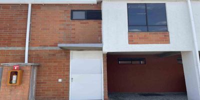 Codigo 19064. Casa de dos pisos en obra gris para venta en el Conjunto Campestre Entrevientos, Jamundí, lista para adecuar a tu gusto. Dispone de baño en el segundo piso, espacio para baño social en el primero, patio trasero al aire libre y parqueadero para un vehículo. El condominio ofrece 3 piscinas, parques infantiles, salones de reunión, cancha de microfútbol y zona verde con máquinas de ejercicio al aire libre. Estrato 4, administración $220.000, valor de venta fijo $220.000.000.