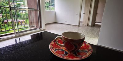 Apartamento remodelado con opción de ampliación – ¡Diseña el espacio a tu medida

Si buscas comodidad, seguridad y estilo, este apartamento es justo lo que necesitas.
Totalmente remodelado y con opción de ampliación, es una oportunidad única para quienes desean un hogar moderno o una inversión con excelente rentabilidad.
Características principales:
Área total: 58 m²
2 habitaciones + espacio disponible para una tercera
2 baños completos
Sala–comedor integrada, con excelente distribución y luz natural
Cocina moderna equipada con horno y grifería con agua caliente
Balcón amplio
Parqueadero privado
Conjunto cerrado con vigilancia 24/7, espacios seguros y ambiente familiar
Ubicación estratégica:
En una zona de alta rotación y valorización, perfecta para quienes buscan una vida tranquila sin alejarse de las comodidades urbanas.
Ideal para familias jóvenes, parejas o inversionistas.
Agenda tu visita