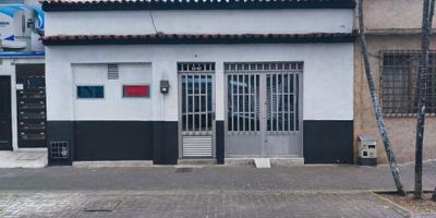 Presentamos esta propiedad en venta tipo casa urbana de uso mixto (comercial o residencial), sobre vía principal en el centro de la ciudad de Pereira. Esta casa en un lote de 128 m2 y 167 m2 construidos cuenta con 2 apartaestudios y un aparatamento de 5 habitaciones, 4 baños, cocina semi integral, comedor y patio o zona de ropas. 
