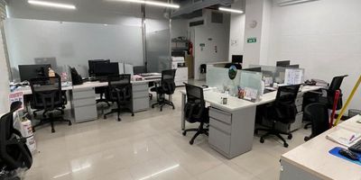 Descubre esta exclusiva oficina ubicada en el corazón de la ciudad, con una distribución inteligente que aprovecha al máximo sus 78 metros cuadrados. Con un diseño moderno y elegante, cuenta con 1 baño y 2 parqueaderos para mayor comodidad. Sus amplios espacios y excelente iluminación la convierten en el lugar ideal para potenciar la productividad de tu equipo. No pierdas la oportunidad de establecer tu negocio en este enclave de prestigio y proyección. ¡Haz de esta oficina el escenario perfecto para alcanzar el éxito empresarial que tanto deseas!