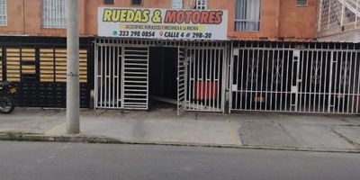 Casa de dos pisos en almendros de la Italia Palmira Valle.
Con una Ubicación estratégica en avenida principal doble vía , donde actualmente se encuentra el desarrollo urbanístico de la ciudad lo cual genera una mayor valorización.

En primer piso cuenta con amplio antejardín para vehículo y actualmente funciona con negocio comercial.
Zona de sala y comedor amplios, un baño social, cocina integral con estufa empotrada y campana, zona de lavado y patio de luz.

En el segundo piso cuenta con dos habitaciones, un baño completo . Se encuentra construida la plancha para realizar la ampliación de la tercera habitacion y un baño, la casa tiene columnas y cimentación para ampliar y también para edificar una terraza.
Gran oportunidad de inversión.

Valor $200.000.000