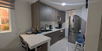 se vende linda casa en jamundi unidad cerrada de 78 metros de lote y 210 metros construidos consta de 4 habitaciones, 3 baños, remodelada con jacuzzi muy linda. pisos en porcelanato INFORMES: 3117039168 VIVIANA MONTAÑO