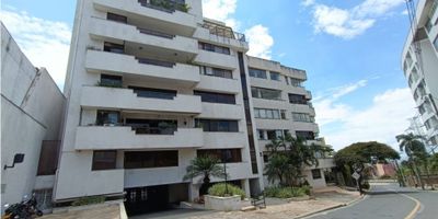 Este amplio apartamento para arriendo se encuentra ubicado en la hermosa ciudad de Cali, en el departamento del Valle del Cauca. Con un área total de 340 M2, esta propiedad ofrece un amplio espacio para la comodidad y el disfrute de sus residentes.

Con 5 habitaciones amplias con closet, 4 baños, cocina integral americana, sala de tv, estudio, comedor auxiliar, amplia sala y comedor, con un amplio balcón, con vista hacia los cerros de la ciudad. Este apartamento es para los que buscan un lugar espacioso para vivir. Además, cuenta con 2 parqueaderos y deposito y dos cuartos útiles dentro del apartamento, lo que garantiza comodidad y seguridad.

En general, ofrece todo lo que necesitas para una vida cómoda, segura y llena de comodidades en la ciudad de Cali. No pierdas la oportunidad de vivir en este espectacular lugar, contáctanos para más información y agendar una visita. El precio incluye el valor de la admon. 
