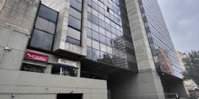 Vendemos el piso No 5, del edificio Cavipetrol, en la Carrera 13 No 37-37, cuenta con 236 metros cuadrados, oficina de gerencia con baño privado, sala de juntas, dos oficinas cerradas, amplio espacio para escritorios, recepción en el piso, cocineta, baño para damas, baño para caballeros y dos espacios de deposito. Cerca al Centro Internacional. Precio $850.000.000 negociables. 180-460 