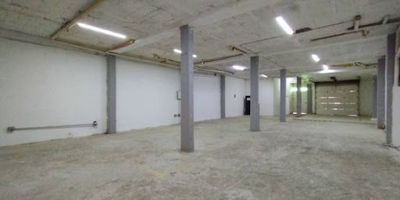 Excelente Bodega Comercial para Arriendo en El Retiro, sector centro, situada en lugar privilegiada con fácil acceso, cerca al parque. Está constituida por dos niveles, dotada con amplios espacios, 1 baños, 1 cuarto útil y dos oficinas en el segundo nivel, iluminación natural y buena ventilación, zona con alto flujo de peatones, fachada muy visible y ubicada en sector muy comercial.