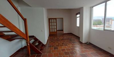 Vive con comodidad en este dúplex de 90 m² que ofrece dos habitaciones, dos baños y parqueadero cubierto. Está situado en un sector estratégico que facilita el acceso a transporte público como metro y buses, así como a zonas comerciales, clínicas y supermercados. Su distribución en dos niveles optimiza los espacios, creando áreas separadas para descanso y socialización, perfecto para quienes buscan practicidad y buena ubicación.