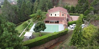 Goza de serenidad y escápate del estrés de la ciudad en esta acogedora casa campestre ubicada en el municipio de Guarne.  Esta increíble propiedad cuenta con un área de 240 m2 construidos sobre un lote de 9.800 m2. 

Unidad cerrada sin administración en excelente sector a 15 minutos del Aeropuerto JMC y a tan solo 800 metros de la vía principal, con ingreso en placa huella.