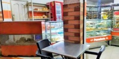 ¿BUSCAS LOCAL? 

Local comercial de dos plantas mixto, tambien vivienda en seguenda plata. 

Primer piso: Local comercial doble altura, con 3 ambientes, primero zona de atencion publica, seguendo cocina y tercero patio. 

Seguenda planta: Apartamento o bodega con 3 alcobas 2 baños y balcon. 

No te pierdas esta oportunidad. 
