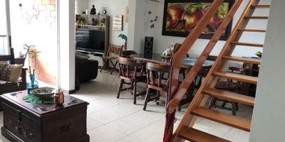 Descube lo acogedor  y comodo  de  este exclusivo apartamento duplex ubicado en el Norte de la ciudad. Con 3 habitaciones espaciosas , la principal con baño, vestier y salida al bañlcón, 2 baños auxiliares modernos, estudio, cocina integral, zona de oficios, balcón con una hermosa vista.
En el segundo piso encontrarás una terraza de 95 metros la cual te permite tener una vista de 360° de la ciudad y sus montañas, este espacio te brinda la oportunidad de tener un zona para tu BBQ; Jacuzzi, Solarium dependiendo tus gustos  y disfrutarlo en familia o con amigos.
Tiene  2 parqueaderos paralelos para tu conveniencia y 2 depositos.
Con una superficie de 134.2 metros cuadrados, este inmueble ofrece un ambiente acogedor y funcional para ti y tu familia.
El edificio te ofrece areas de esparcimiento como son: Piscina climatizada, zona de niños, salón de juegos, salon social, gimnasio y seguridad permanente. 
No pierdas la oportunidad de vivir en este lugar único que combina lujo y practicidad en cada rincón. ¡Haz de este apartamento tu nuevo hogar!