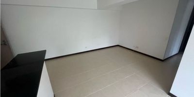 ARRIENDO APARTAMENTO SABANETA ASDESILLAS COD hermoso apto amplio e iluminado con 3 alcobas, 3 Closet, piso en porcelanato e imitación madera , baño principal cabinado en vidrio templado, baño social cabinado en vidrio templado, Salacomedor, balcon, cocina integral mixta, calentador de gas, Zona de lavado, Parqueadero, cuarto util cerca av poblado 
