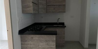 Venta de apartaestudio de 32 m2 en Sáenz

Oportunidad de vivir en un apartaestudio de 32 m2 con excelente iluminación natural y acabados en cerámica.
Ideal para profesionales o parejas que buscan confort en un edificio con ascensor y salón social.

Descripción de la propiedad
El área privada integra sala y comedor junto a una cocina semiintegral y zona de ropas con piso en cerámica que facilita el mantenimiento. Dispone de una alcoba, un baño completo y parqueadero para moto, además de portero electrónico que aporta seguridad.

Descripción del entorno y acceso
El edificio en Sáenz cuenta con vigilancia y salón social para el disfrute de sus residentes. Ubicado en estrato 3, ofrece fácil acceso a transporte público, centros comerciales y servicios esenciales.

Contáctanos
Escríbenos por WhatsApp para recibir más información y agendar tu visita.
Nuestro equipo te acompañará en cada paso para que encuentres tu nuevo hogar.
