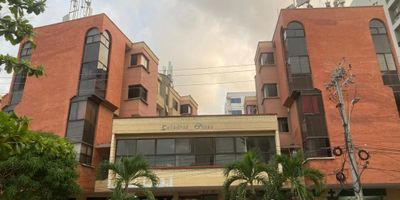 Apartamento en excelente ubicacion en toda la catedral, Cuenta con un Área de 108.m2 con su alcoba principal con baño interno, 2 habitaciones auxiliares  mas un baño, hall de alcobas, sala comedor, no tiene ascensor, cocina lavadero.Cerca a parques, colegios, centros comerciales, supermercados, transporte publico y comodas vias de acceso.