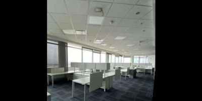 Características principales:


 
 Área total: 892 m².
 
 
 Distribución eficiente: lobby, recepción, sala de reuniones y áreas colaborativas que favorecen el trabajo en equipo.
 
 
 Seguridad y tecnología: control de acceso, circuito cerrado de televisión (CCTV) y sistema de extinción de incendios.
 
 
 Infraestructura moderna: seis ascensores de alta capacidad que garantizan fluidez en el desplazamiento interno.
 

