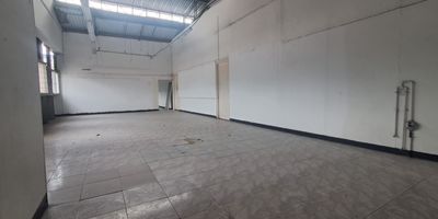 Busca bodega en arriendo en Dosquebradas? Tenemos esta excelente opcion Se arrienda bodega de 172 metros cuadrado ubicada en el segundo piso de una edificacion en la zona industrial de Dosquebradas. Ideal para almacenamiento liviano, talleres, manufactura o centros de distribucion. Cuenta con excelente iluminacion, buena ventilacion y facil acceso para carga y descarga. Cercana a vias principales y con transporte publico cercano. Zona segura y de alto desarrollo comercial e industrial. Oportunidad para empresas que buscan crecer. No te pierdas esta oportunidad comunicate con nosotros.