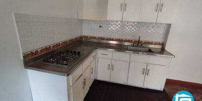 Cómodo apartamento ubicado en Santa María, cuenta con 2 habitaciones, 1 baño, 2 Closet, sala comedor, cocina integral con red de gas, balcón, zona de ropas.
por toda la avenida principal, supermercados y rutas de trasporte cercanas.