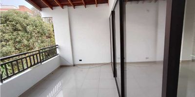 Este apartamento para alquiler se encuentra en una excelente ubicación en Envigado, uno de los municipios más atractivos de Antioquia.

Con una sorprendente área de terreno de 180 M2 y una construcción del mismo tamaño, disfrutarás de un amplio espacio para vivir cómodamente. Además, su área privada de 180 M2 te permitirá disfrutar de tu privacidad y confort.

Con 3 acogedoras alcobas y 2 baños completos, este apartamento es ideal para familias o parejas que buscan un lugar acogedor para vivir. La principal habitación cuenta con un baño en suite, ofreciéndote mayor comodidad y privacidad. Además, cuenta con una biblioteca/estudio, perfecta para aquellos que buscan un lugar tranquilo para trabajar o estudiar desde casa.

La propiedad también cuenta con características internas como agua, balcón, baño auxiliar, cocina integral, clósets y zona de lavandería, todo diseñado para tu comodidad y bienestar. El calentador y el servicio de gas domiciliario te aseguran una estancia cómoda durante todo el año, mientras que el suelo de cerámica/mármol ofrece un toque elegante y duradero.

El apartamento cuenta con características externas que lo hacen aún más atractivo. Su acceso pavimentado te permite llegar fácilmente a tu nuevo hogar, mientras que la cercanía a colegios, universidades y parques garantiza una vida llena de comodidades y opciones de entretenimiento. Además, la zona comercial y residencial cercana te ofrece una amplia variedad de servicios y opciones gastronómicas a solo unos pasos de distancia.

En resumen, este apartamento es una excelente opción para aquellos que buscan un lugar acogedor y bien ubicado para vivir en Envigado. Con una combinación perfecta de comodidad, privacidad y conveniencia, ¡no pierdas la oportunidad de hacerlo tuyo!

 
