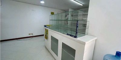 Inmobiliaria proteger está enfocado en buscar los lugares ideales para usted y su emprendimiento en esta ocasión vamos a hablar un poco de este local ubicado de entre una Urbanización quiere decir ya tienes clientes potenciales según el producto que vayas a comercializar unidad aproximadamente de tres Torres por cada Torre en cada piso hay tres apartamentos lo que convierte un Nicho bastante agradable tiene una estantería para ubicar todos tus productos como una tienda sin embargo si no necesitas esta estantería la sacan y puedes ocupar todo el espacio tiene red de gas agua luz primer piso para facilidad de descargue de tu mercancía si tu proyecto está iniciando Esta es una excelente oportunidad para que las personas de esta misma unidad sean quien conozcan tu emprendimiento cerca de rutas de transporte colegios y la unidad con muy buenas zonas comunes todo el tema legalizado porque es un apartamento con uso comercial 
