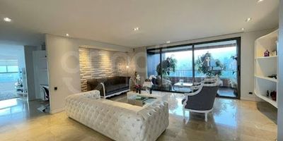 472-7910 ¡Vive en el corazón del Poblado con todo lo que sueñas a tu alcance! Arrienda este espectacular apartamento en Medellín  El Poblado, ubicado en conjunto cerrado para tu mayor seguridad y tranquilidad. Disfruta de zonas comunes completas ideales para relajarte, compartir en familia y vivir como siempre lo has querido. A pasos de La Aguacatala, Los Balsos y el exclusivo Centro Comercial Santa Fe. Perfecto para quienes valoran la comodidad, la ubicación y un estilo de vida premium. ¡No dejes pasar esta oportunidad única! Contáctanos y agenda tu visita. Tu nuevo hogar está más cerca de lo que crees.