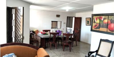 1

Se vende de Oportunidad, apartamento en un segundo piso, amplio  con todos los servicios públicos, dentro del Sector Centro de Barranquilla,

Segundo piso consta de : Sala Comedor, Cocina, Balcón con vista panorámica,  hall de reparto, dos baños y cuatro alcobas. Con una área construída de ciento veintisiete metros cuadrados. 

Su ubicación es privilegiada, con servicio de transporte público, cerca del centro de la ciudad.

¡No te preocupes por el financiamiento! Contamos con alianzas para tramitar tu crédito hipotecario o leasing sin ningún costo adicional. No olvides mencionar el código para más información.

¡Agenda una cita ahora mismo y descubre por qué te va a encantar este lugar!

 
