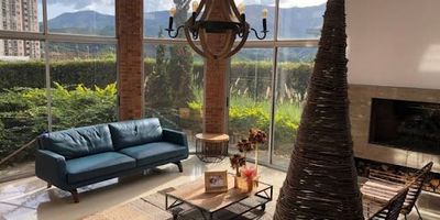 SE VENDE casa en SABANETA , LA DOCTORA Área 470 metros construidos,  de habitaciones 4 mas alcoba de servicio, 5 baños tiene parqueadero para 4 vehiculos, urbanización  conservada y protegida, muchos árboles y muy verde. La casa cuenta con cocina, zona de ropas, patio, sala-comedor, sala de estar, biblioteca., jacuzzi, chimenea, La unidad cuenta con vigilancia las 24 h, tiene zonas verdes, . cod. 893-4115