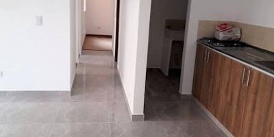 Hermoso apartamento de aproximadamente 54 m2. Cuenta con sala comedor, 3 habitaciones, cocina Semi-integral, 1 baño, zona de ropas, balcón y parqueadero privado. El conjunto cuenta con zonas verdes, piscina, gimnasio, salón social y juegos infantiles las cuales son zonas comunes. Ubicado cerca al centro principal de Mosquera, a 15 minutos del Centro comercial Ecoplaza, muy cerca al Mall Meridiano de Novaterra y Homecenter, posee gran facilidad de acceso a transporte público, cómodas vías de acceso como Calle 13 y Calle 80.  ¡Contáctanos! para agendar tu cita.

