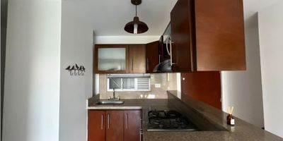 VENTA APARTAMENTO SECTOR ALAMOS PEREIRA

Este apartamento en venta está ubicado en el exclusivo sector de Álamos, a solo pasos de la Universidad Tecnológica de Pereira, lo que lo convierte en una excelente oportunidad de inversión, ya que es una zona de alta demanda para la renta. Ofrece 3 cómodas habitaciones, cada una con clóset, parqueadero cubierto y fácil acceso a las principales vías de la ciudad. Su estratégica ubicación, a tan solo 5 minutos del Centro Comercial Arboleda y cerca de supermercados, restaurantes y zonas verdes, garantiza comodidad, valorización y rentabilidad.

