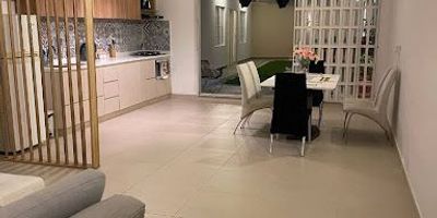 VENTA DE CASA CON USO MIXTO EN BARRIO LA MAGDALENA  GIRARDOT Ubicada en zona residencial y comercial de alta valorización, Precio de venta $620.000.000 area del lote 238 m, area construida 146 m   terraza de 20 m, Ideal para vivir y emprender al mismo tiempo, uso residencial y comercial,  tres habitaciones, principal con baño privado, baño auxiliar, Sala comedor, Cocina integral, Zona de ropas, Depósito, Patio interior, Jacuzzi, Jardín exterior, Ventiladores en todos los espacios excepto parqueadero y jardin, Parqueadero. Excelente ubicación con acceso rápido a vías principales, centros comerciales y transporte. Contáctanos para más información o agendar tu visita.