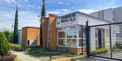 ? Alquiler – Apartamento en Caminos de Pangola
? Excelente ubicación | Unidad completa | Administración incluida

? Área: 59 m² – 4° piso con ascensor
? 2 alcobas con armario (principal con baño privado)
? 3ª alcoba abierta para estudio, TV o espacio múltiple
? Parqueadero propio
? Zona de oficios independiente
? Cocina integral abierta
? Balcón con vista a las montañas
? Baño social

? Unidad con:
✅ Vigilancia privada 24/7
✅ 3 piscinas
✅ Salón social
✅ Zona BBQ
✅ Juegos infantiles

? Canon de arrendamiento: Administración incluida

? Contáctanos y agenda tu visita. ¡Tu nuevo hogar te espera!
