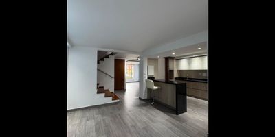 Casa en Venta en Mosquera – Amplia, funcional y en excelente ubicación

Características destacadas:


 
 5 habitaciones amplias
 
 
 Parqueadero propio cubierto
 
 
 Depósito para almacenamiento adicional
 
 
 3 baños
 
 
 190 m² construidos
 


Esta propiedad ofrece espacios cómodos y bien distribuidos: sala comedor, cocina integral, zona de lavandería, pisos laminados en habitaciones y zona social, y cerámica en baños y cocina.

Aceptamos todos los bancos, facilitando tu proceso de compra con la financiación que prefieras.

Agenda tu visita y descubre tu nuevo hogar en Mosquera.

 

B
